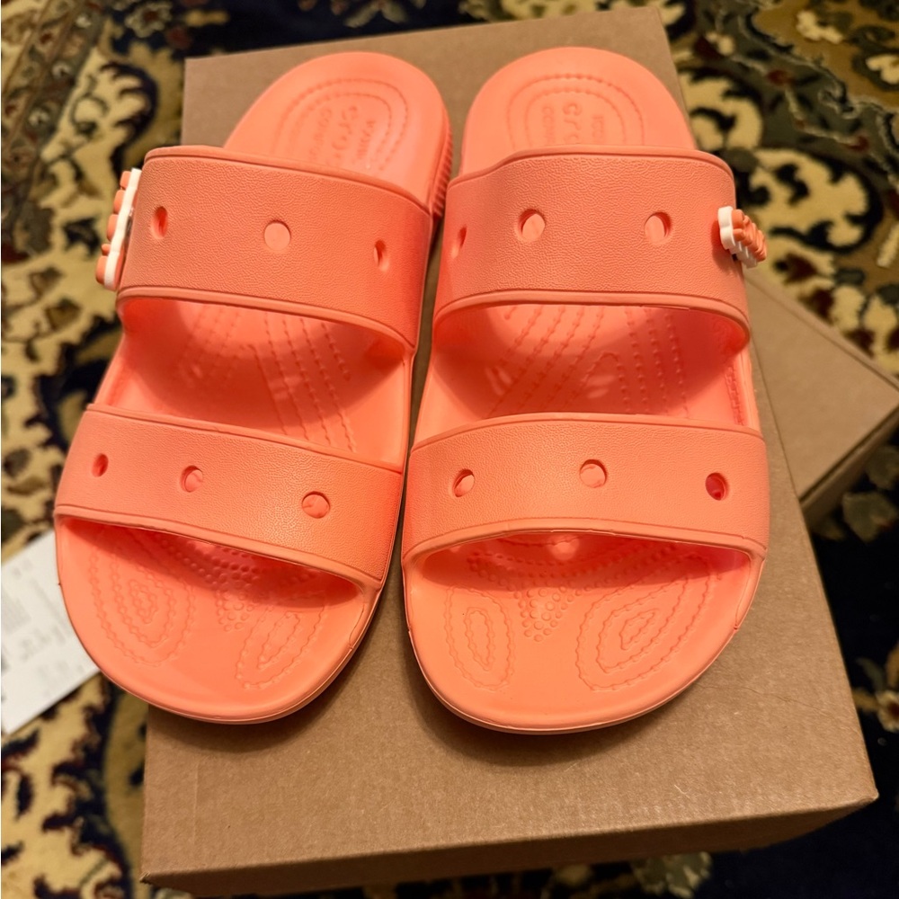 CROCS Peach-Toned Clog Sole Detail - Picture 2 of 5